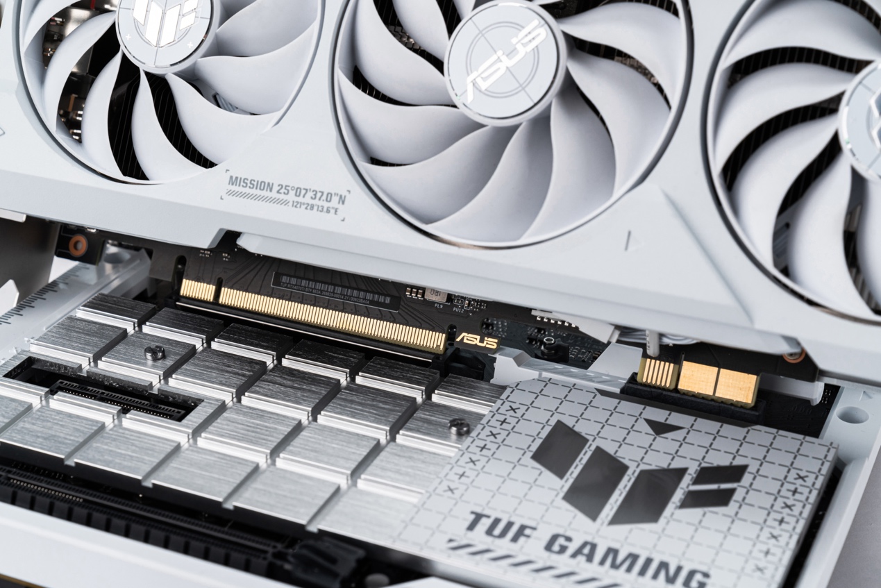 摆脱理线烦恼！TUFGAMING4070TiSUPERWHITE背置显卡