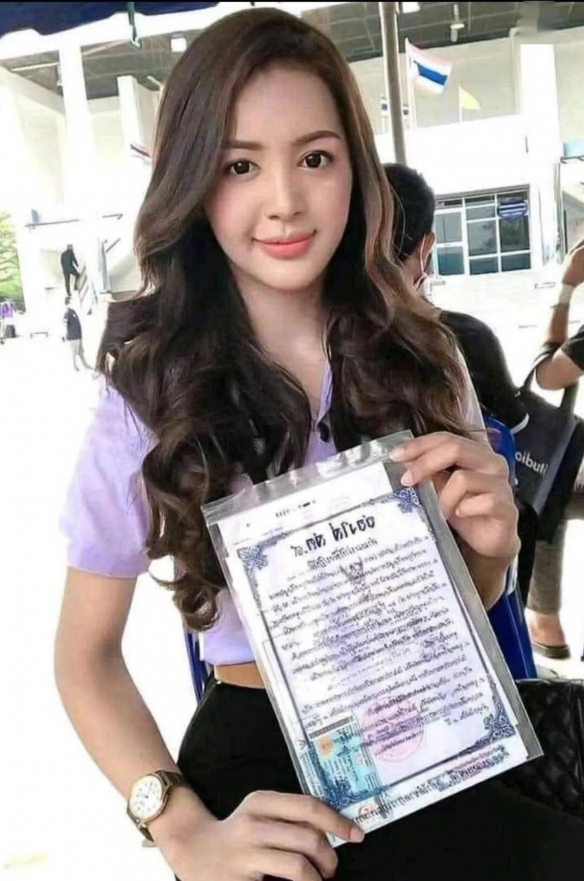 泰国征兵现场“美女如云”宛如选美现场争奇斗艳