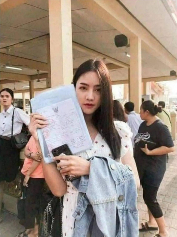 泰国征兵现场“美女如云”宛如选美现场争奇斗艳