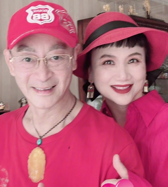 六小龄童晒夫妻合照庆结婚35周年！亲密相拥笑容满面