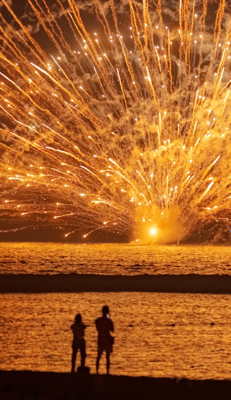 2023氛围感的烟花新年壁纸高清全面屏漫天的花火像星辰守护着大海