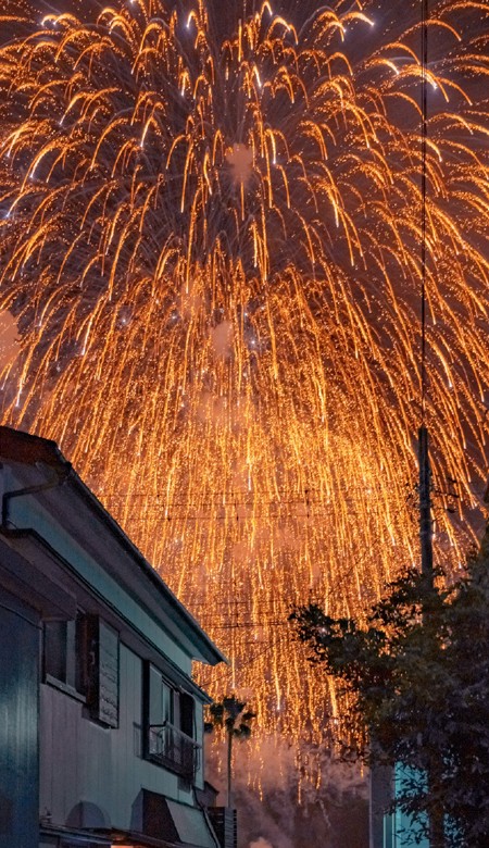 2023氛围感的烟花新年壁纸高清全面屏漫天的花火像星辰守护着大海